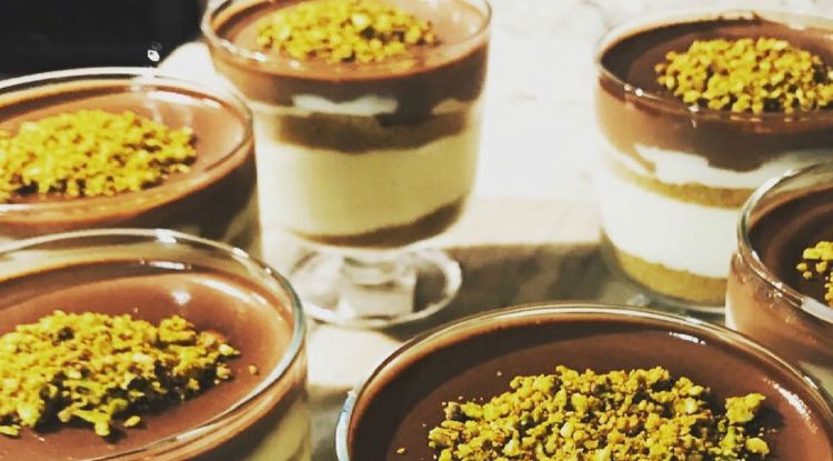 Evde Bulunan Malzemelerle Hazırlayabileceğiniz Muhteşem Sütlü Tatlıya Bayılacaksınız! Çikolata Soslu Kupta Sütlü Tatlı Tarifi! Çikolata Soslu Kupta Sütlü Tatlı Malzemeleri