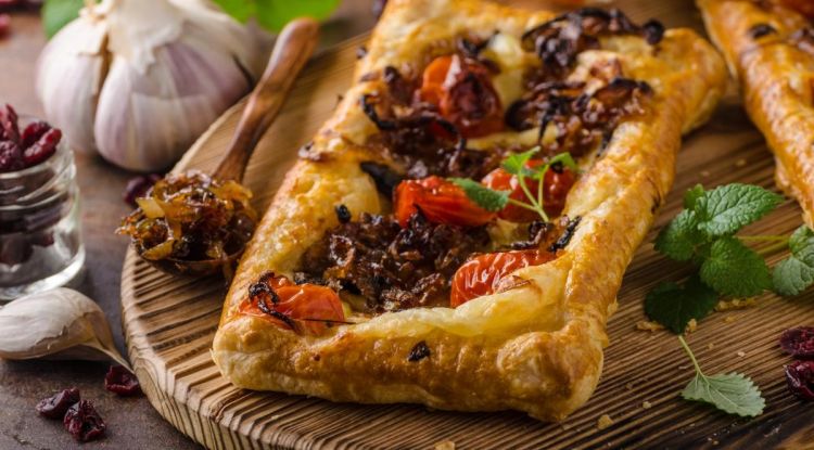 Milföy hamurundan kahvaltılık pizza tarifi ile akşama evinizde pizza yapın