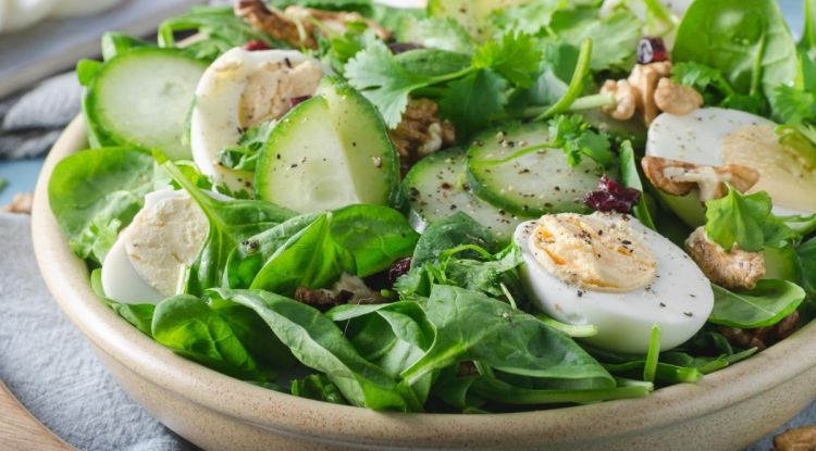 Folik asit, B12 ve demir için birebir ıspanak salatası tarifi